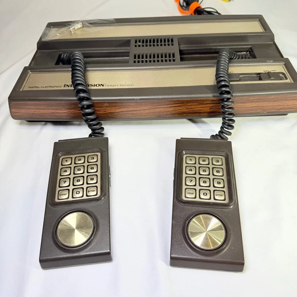 Mattel Electronics Intellivision Model 2609 Vintage Video Game Console Woodgrain
